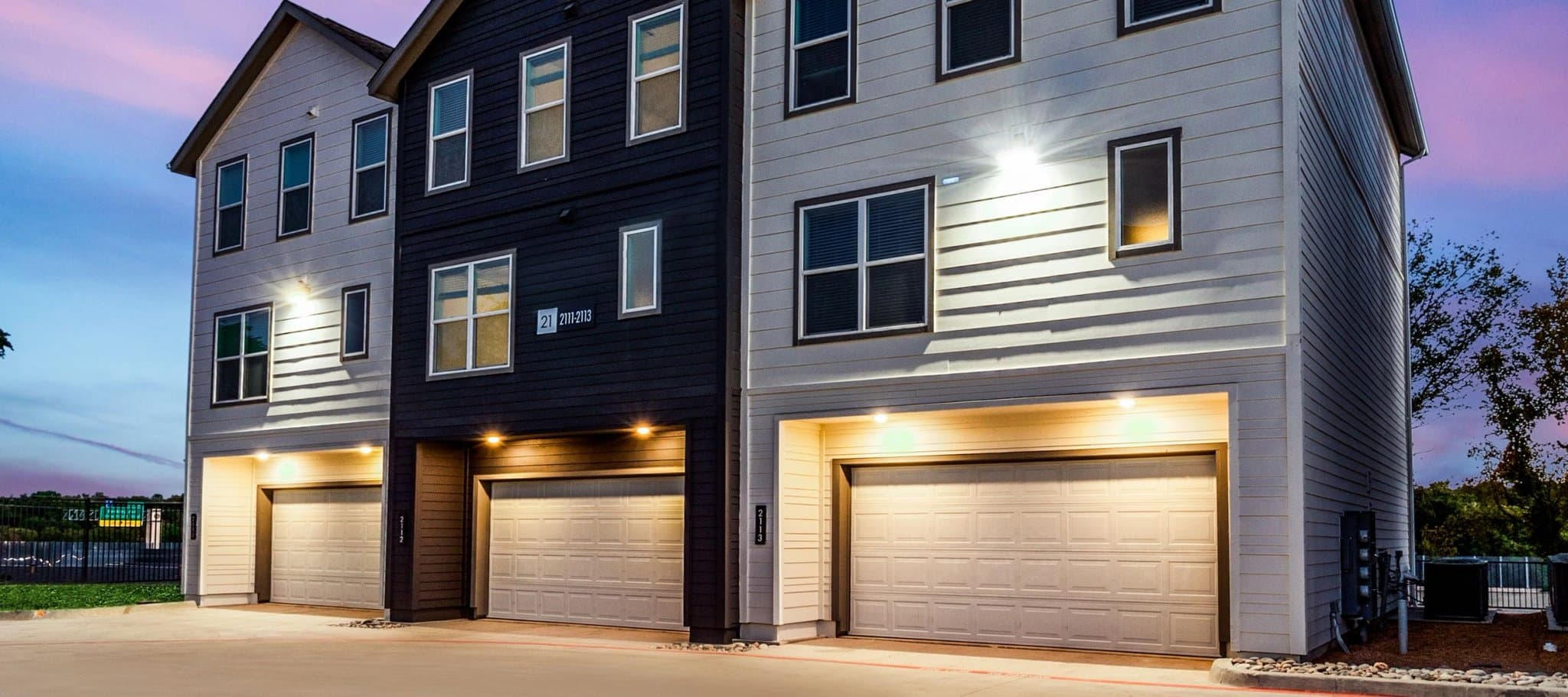 Dallas Townhome: 1000 Fort Worth Ave