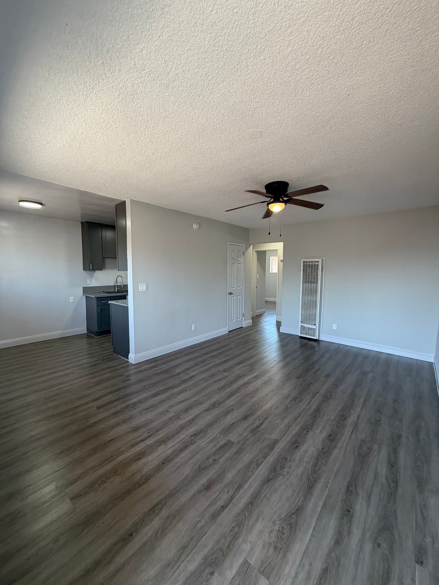 Los Angeles Apartment: 609 w 94th St
