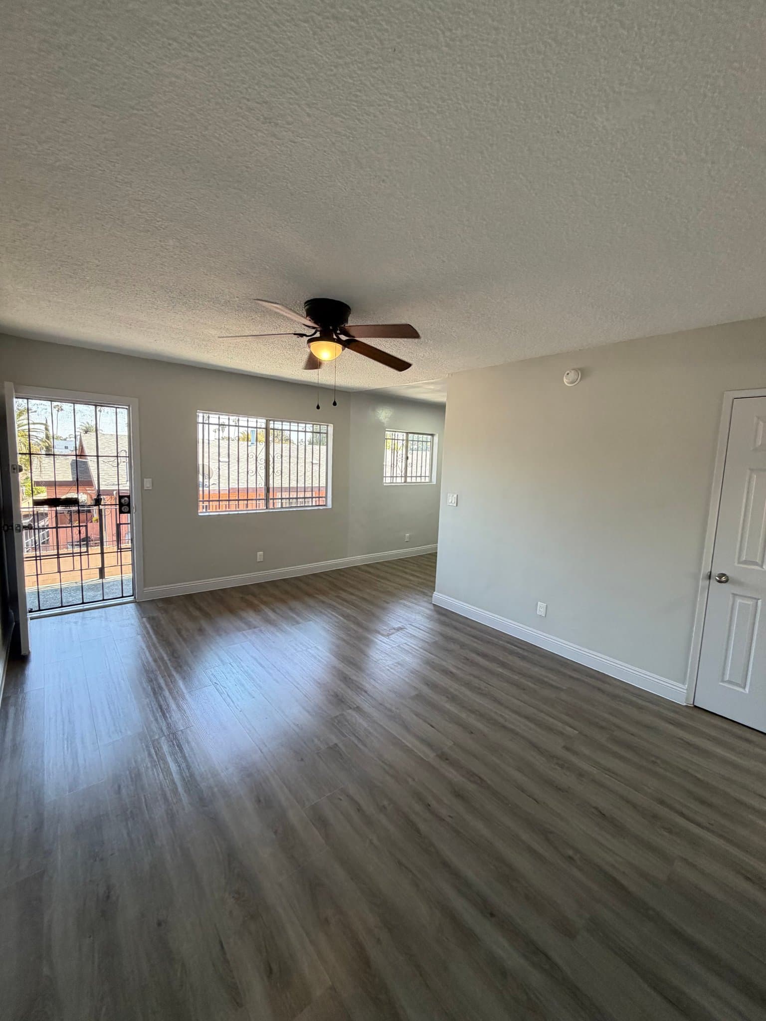 Los Angeles Apartment: 609 w 94th St
