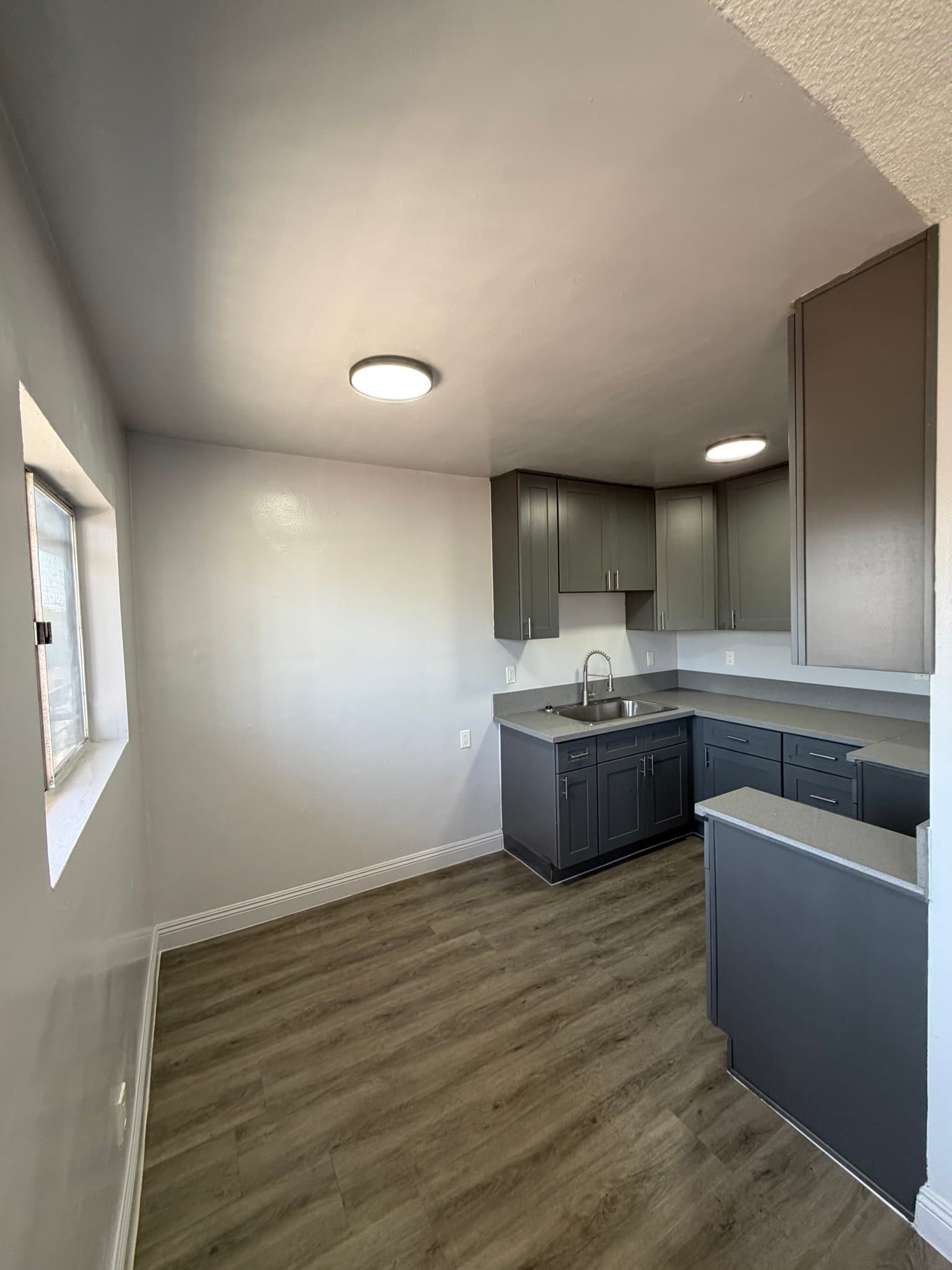 Los Angeles Apartment: 609 w 94th St