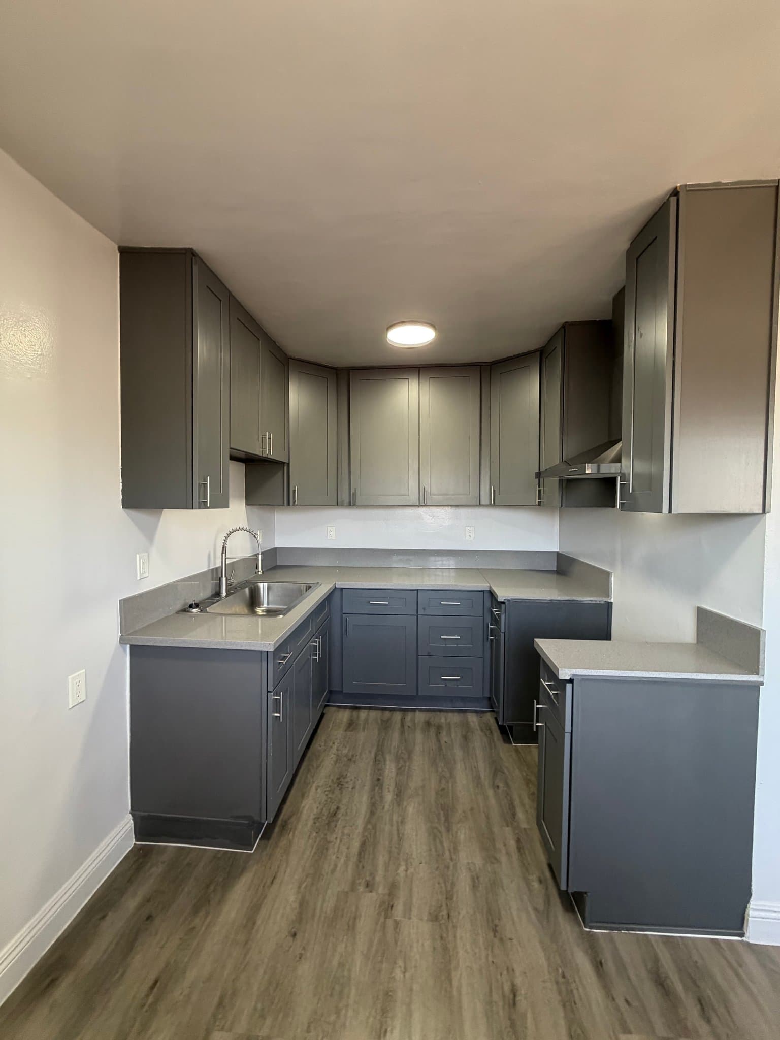 Los Angeles Apartment: 609 w 94th St