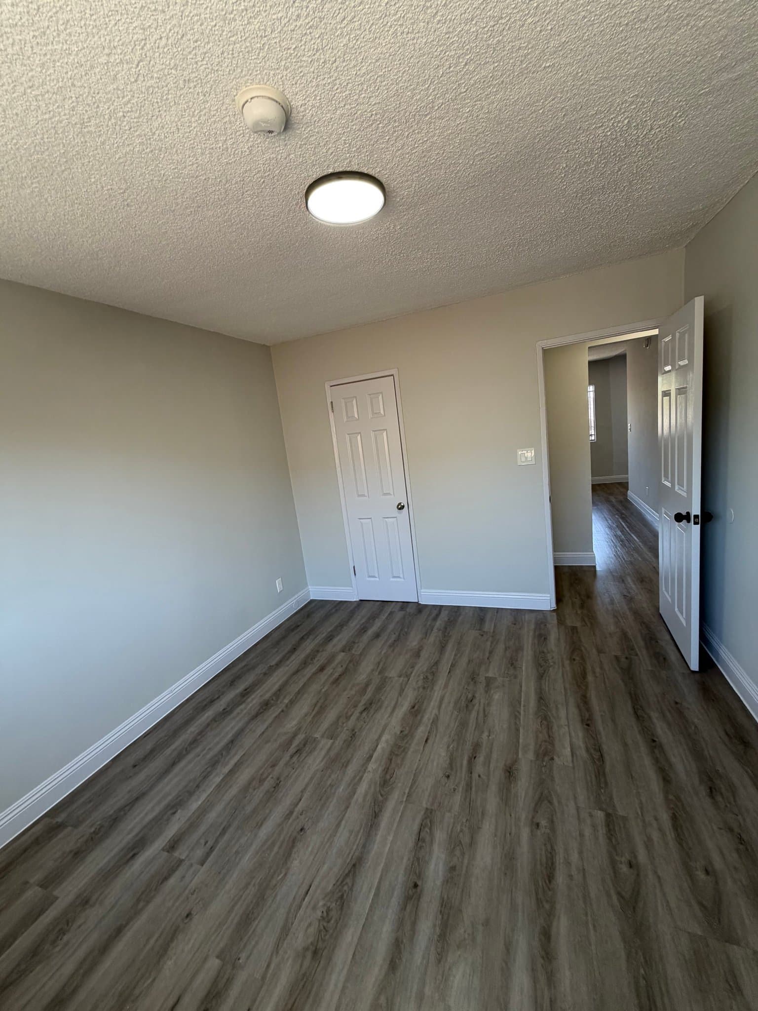 Los Angeles Apartment: 609 w 94th St