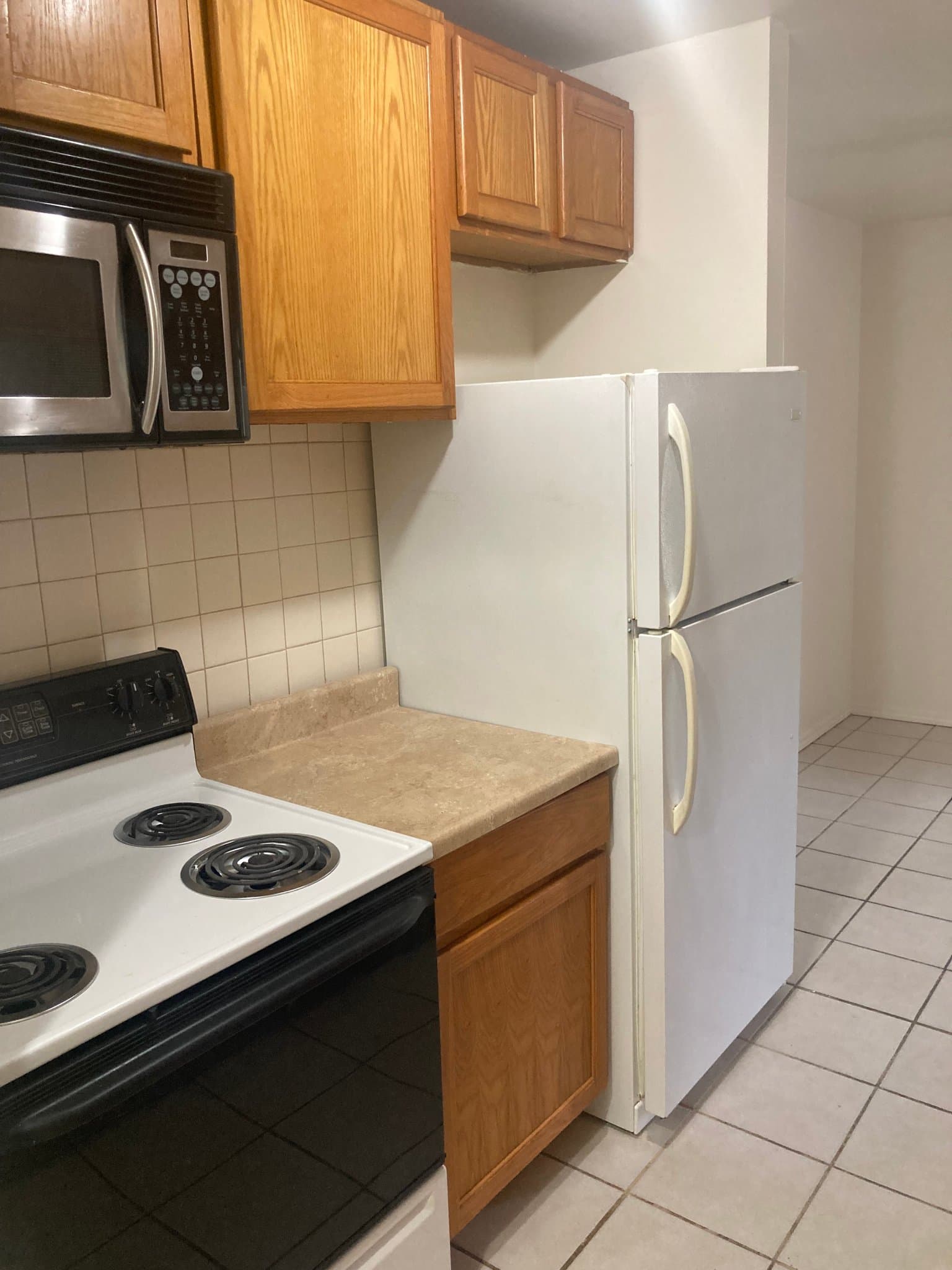 Clinton Township Apartment: 21640 Hillside