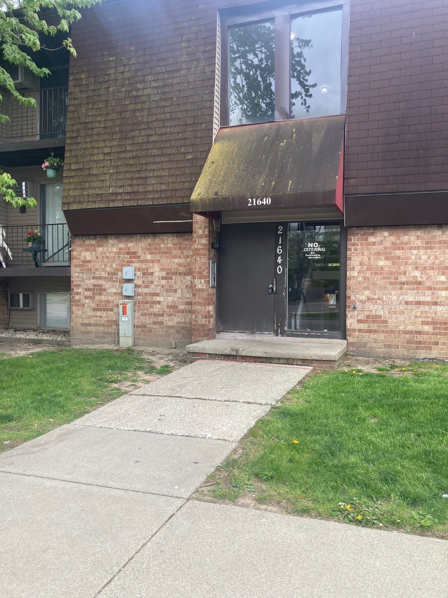 Clinton Township Apartment: 21640 Hillside