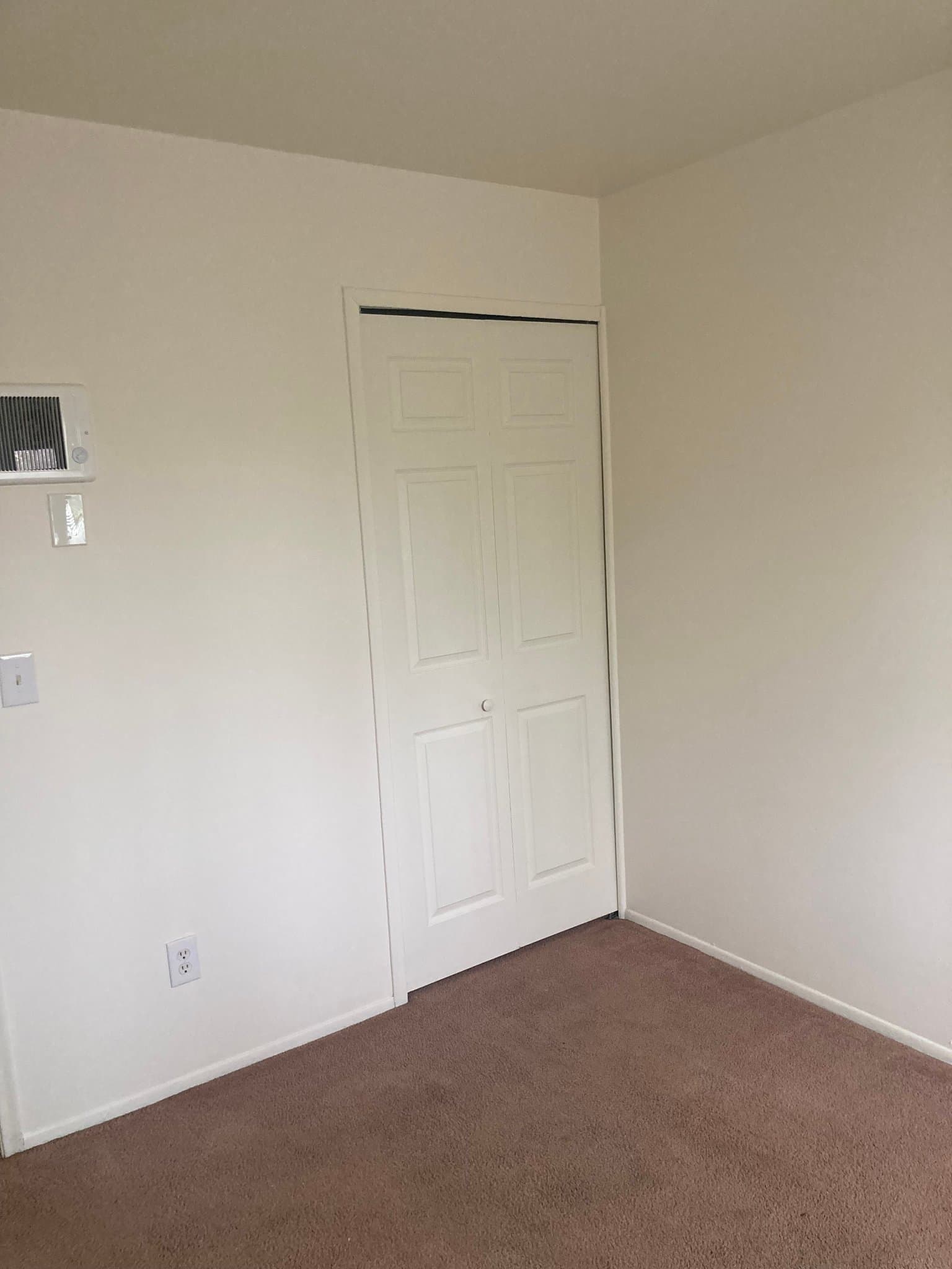 Clinton Township Apartment: 21640 Hillside