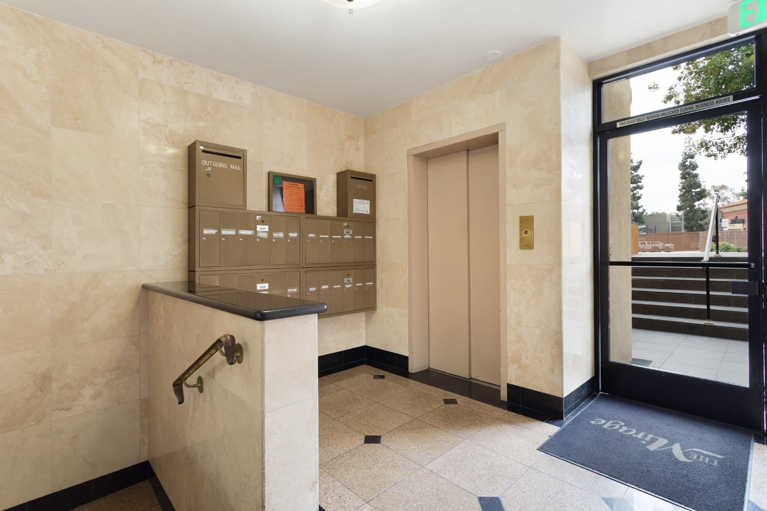 Los Angeles Apartment: 947 W 30th St