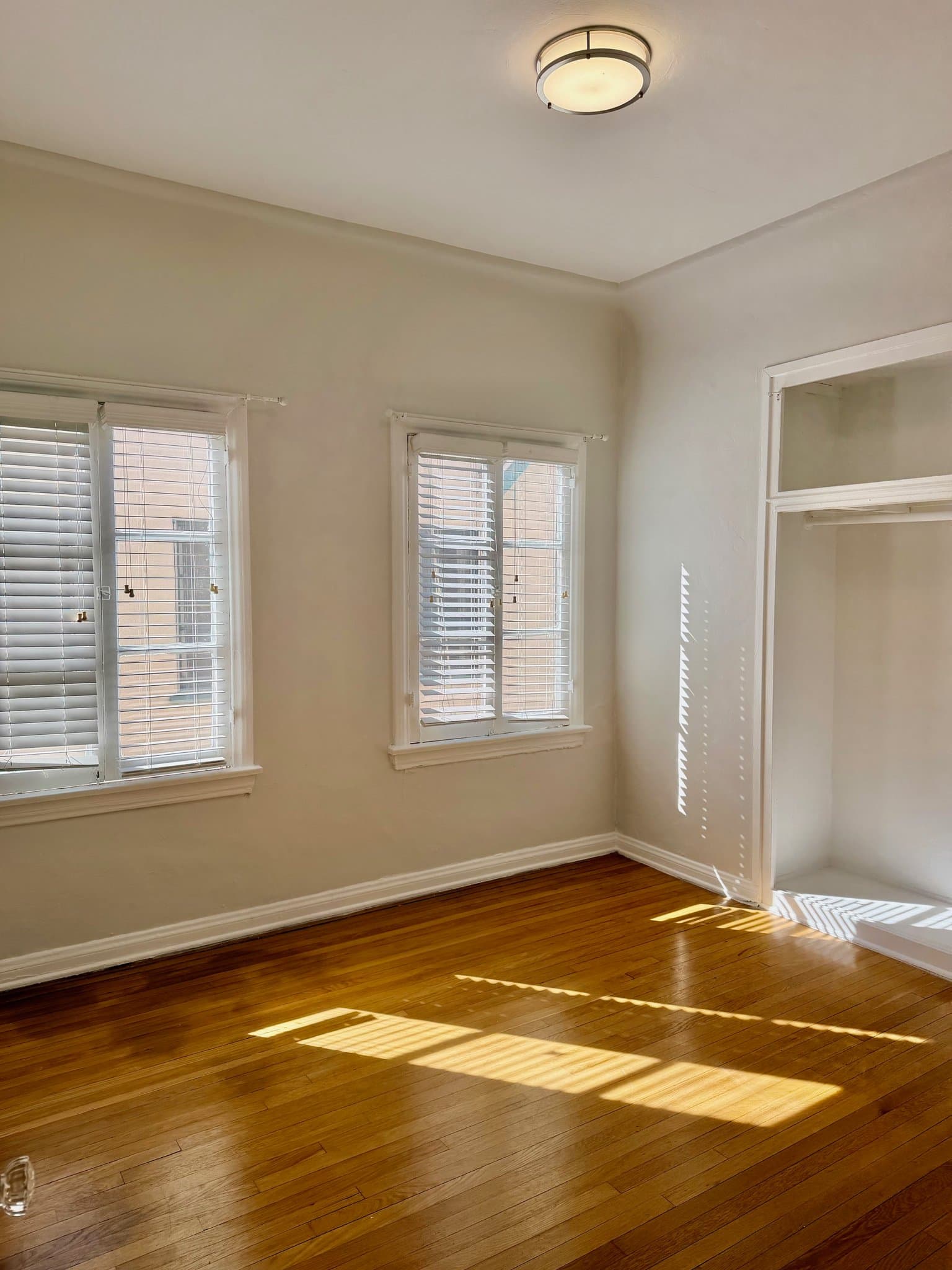 Los Angeles Apartment: 350 Spaulding Ave