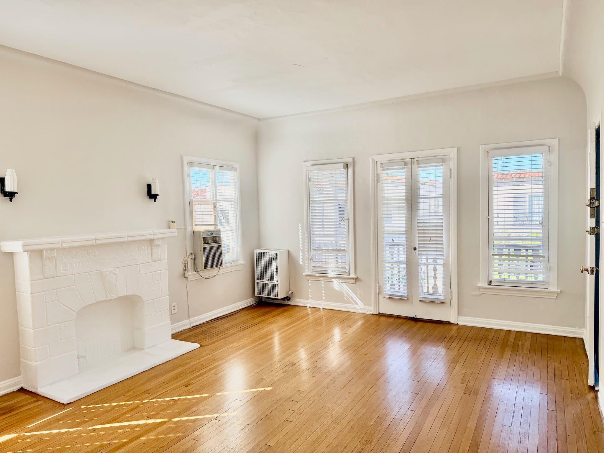 Los Angeles Apartment: 350 Spaulding Ave
