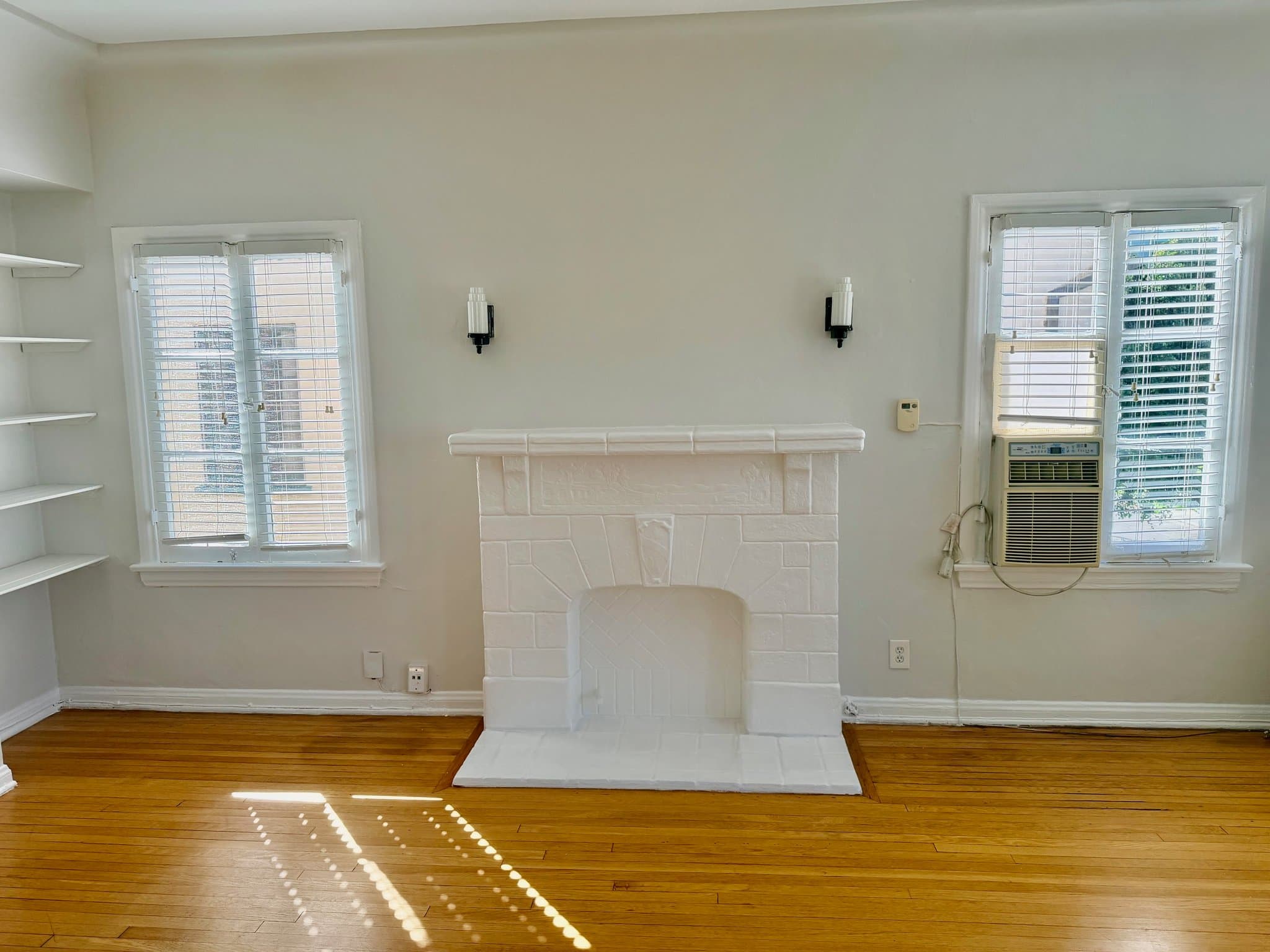 Los Angeles Apartment: 350 Spaulding Ave