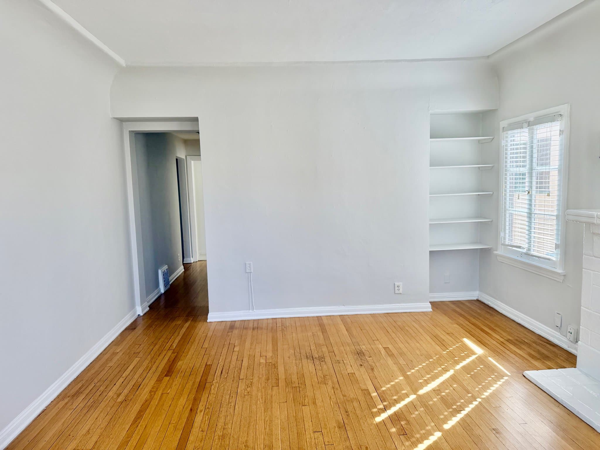 Los Angeles Apartment: 350 Spaulding Ave