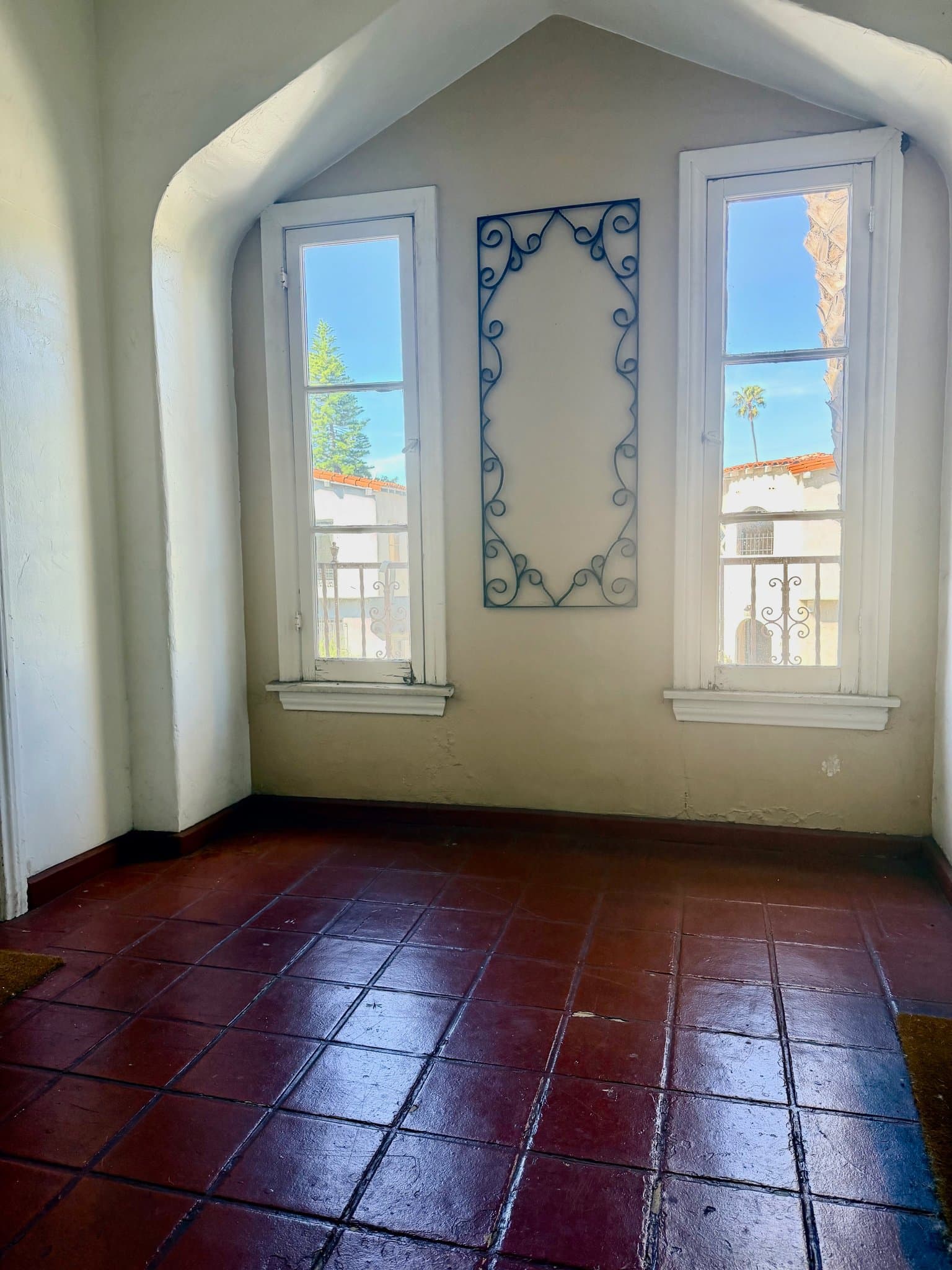 Los Angeles Apartment: 350 Spaulding Ave