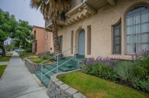 Los Angeles Apartment: 350 Spaulding Ave