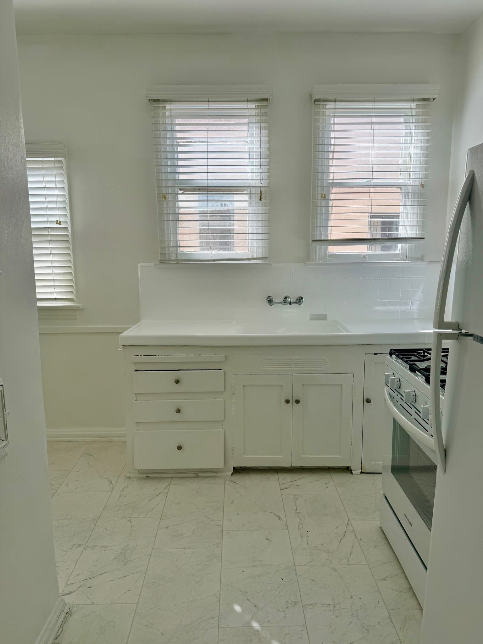 Los Angeles Apartment: 350 Spaulding Ave