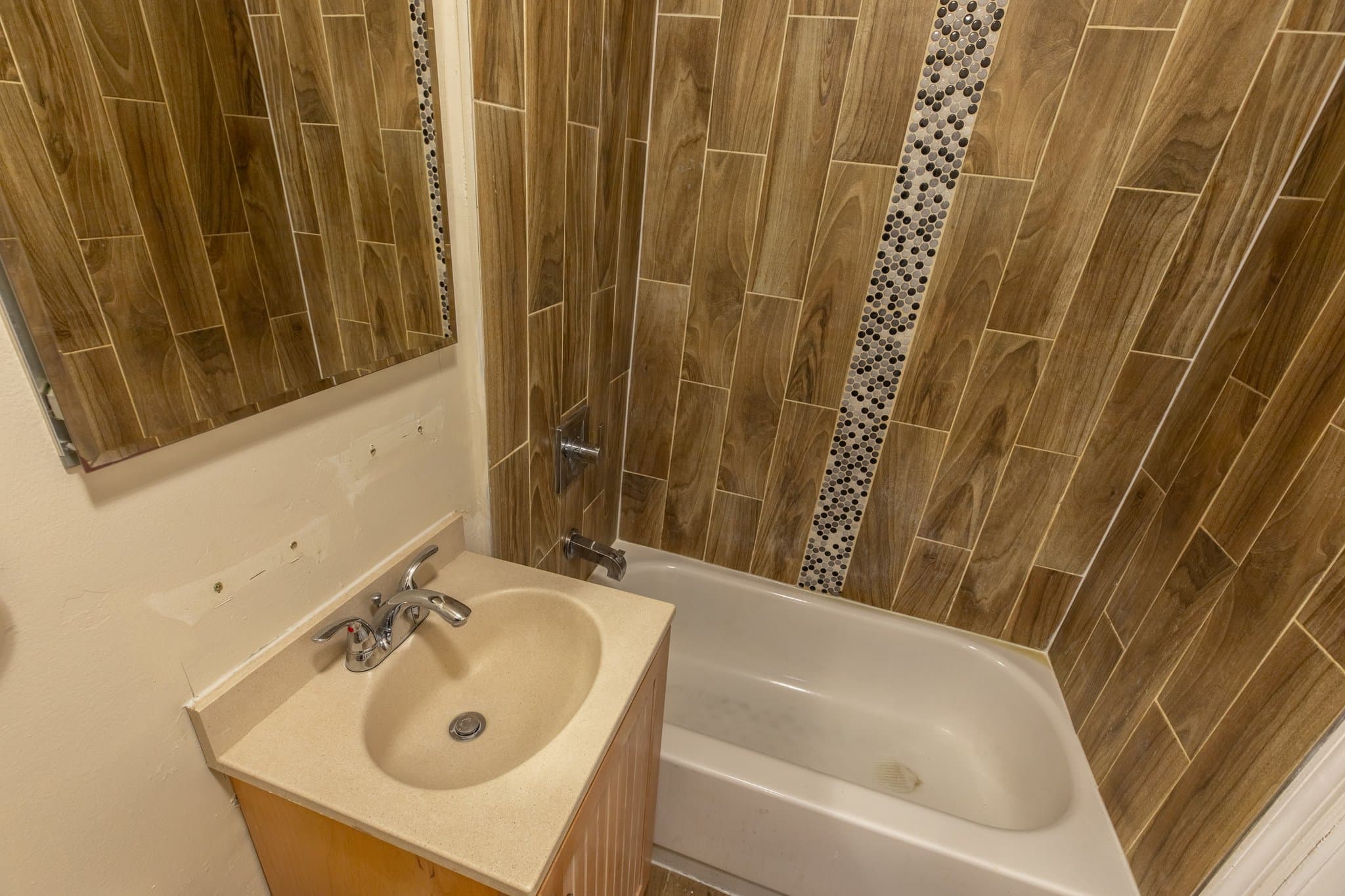 Orange Apartment: 154 Taylor St