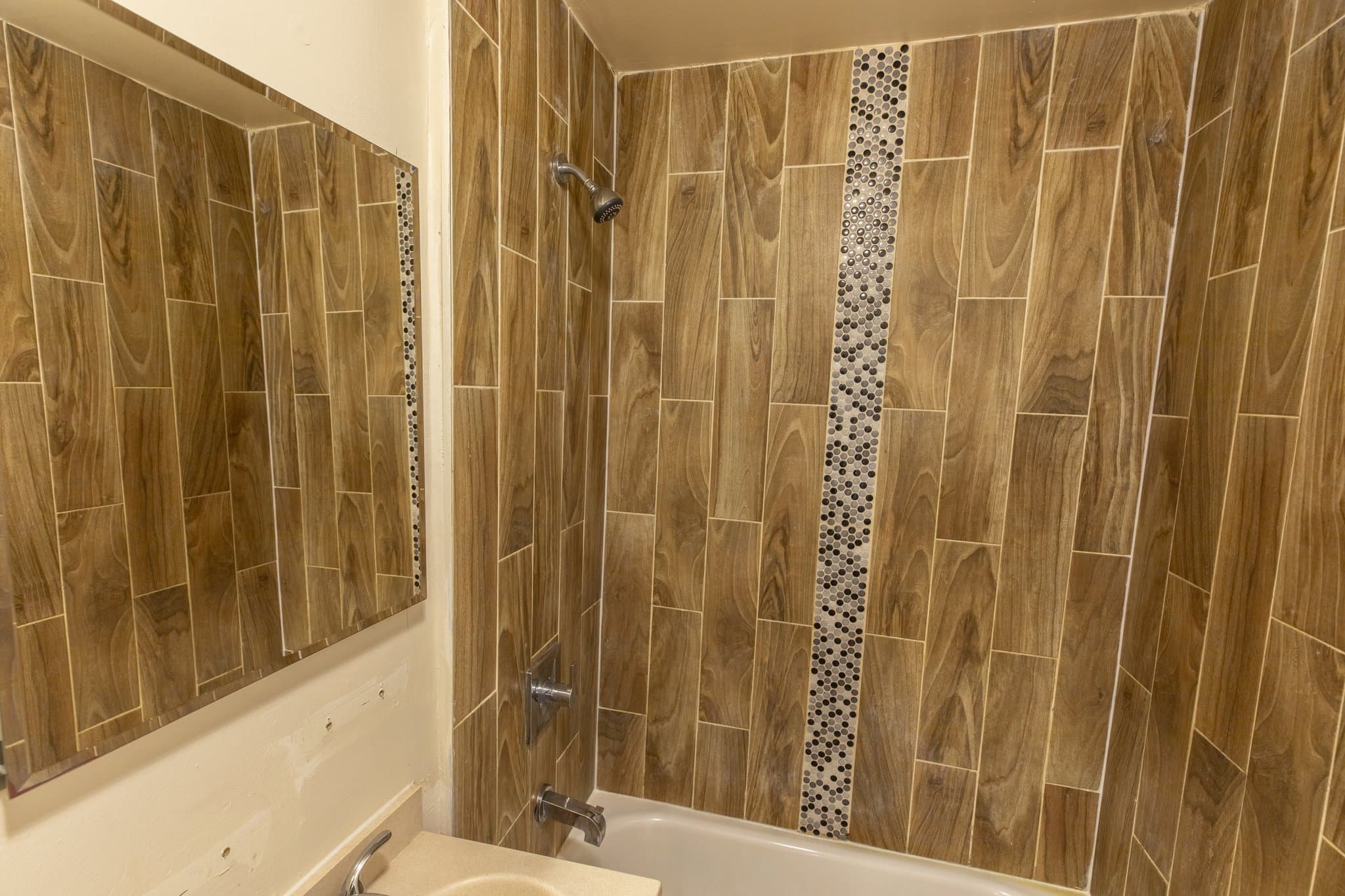 Orange Apartment: 154 Taylor St
