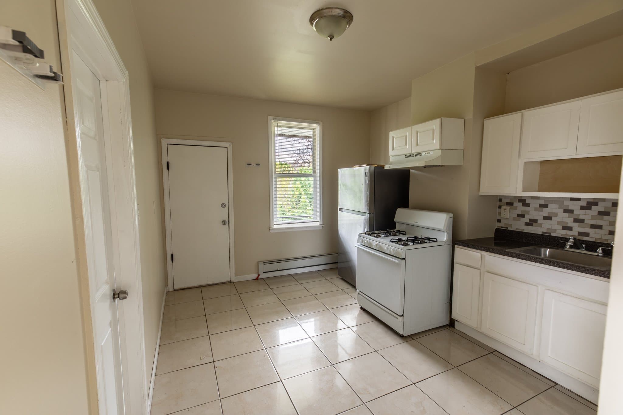 Orange Apartment: 154 Taylor St