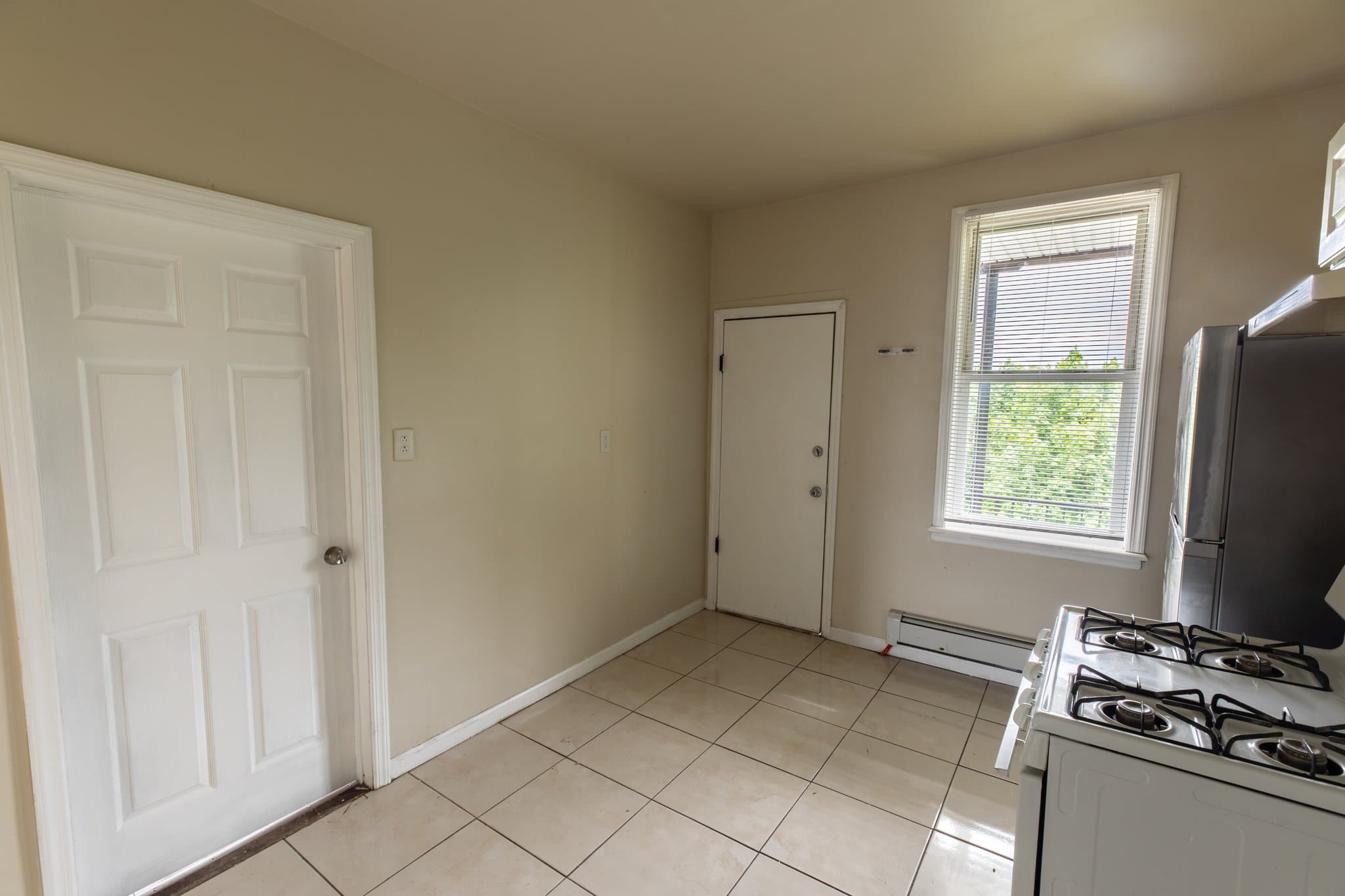 Orange Apartment: 154 Taylor St