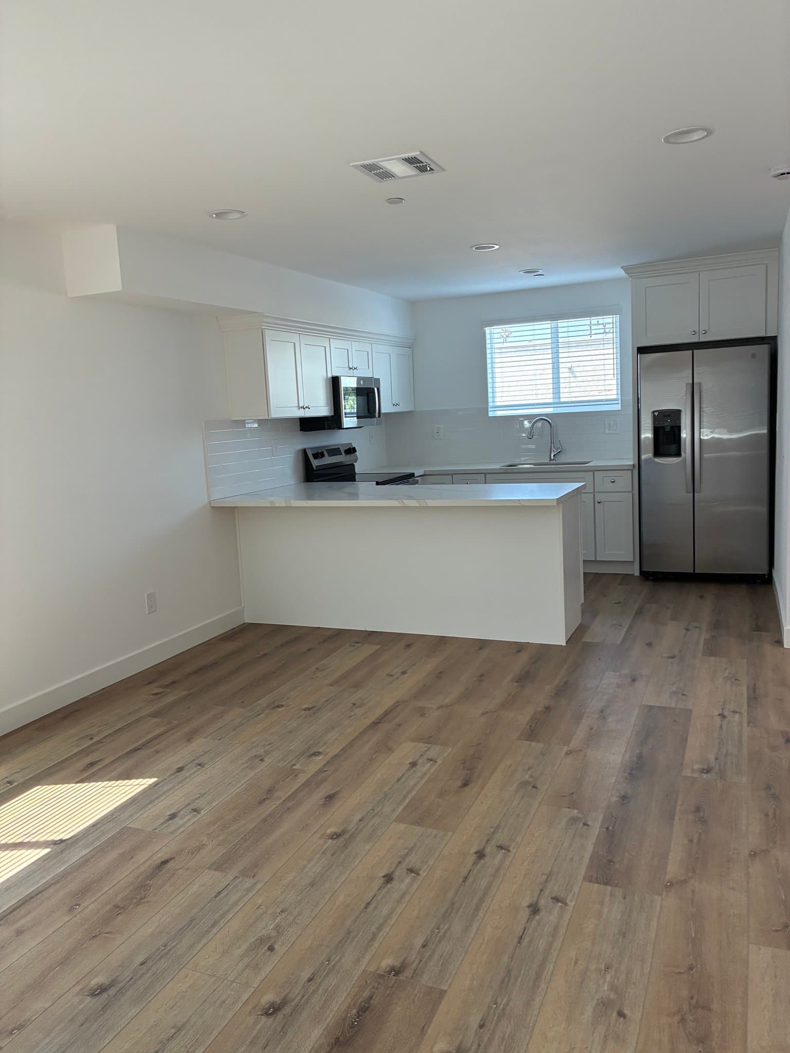 Los Angeles Townhome: 449 W. 74th Street
