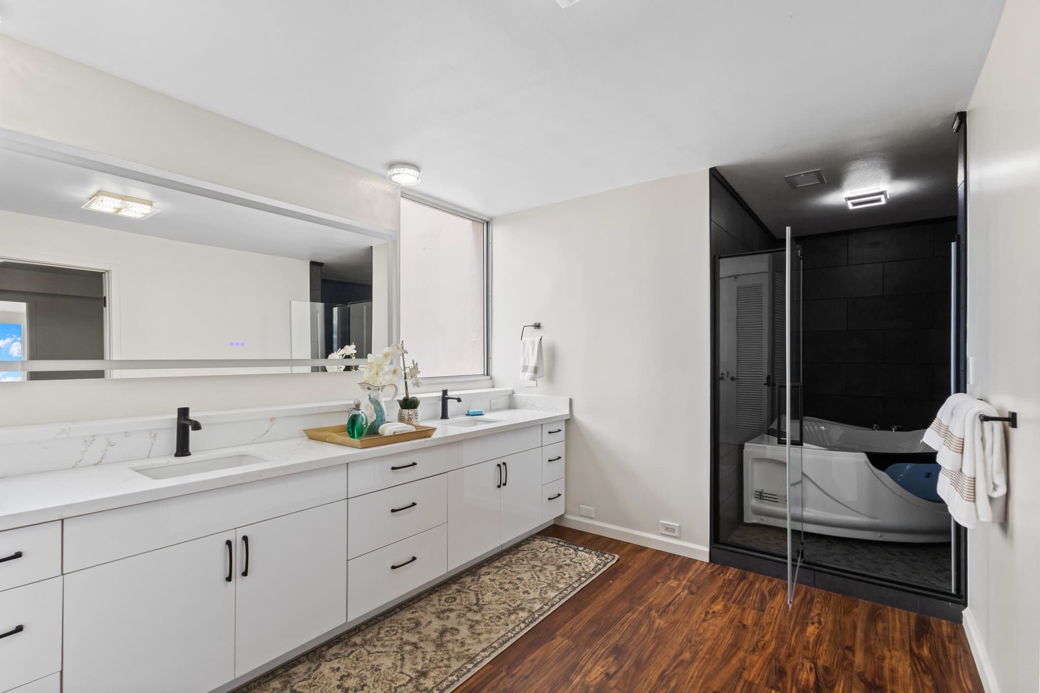 Honolulu Condo: 555 University Ave PH1