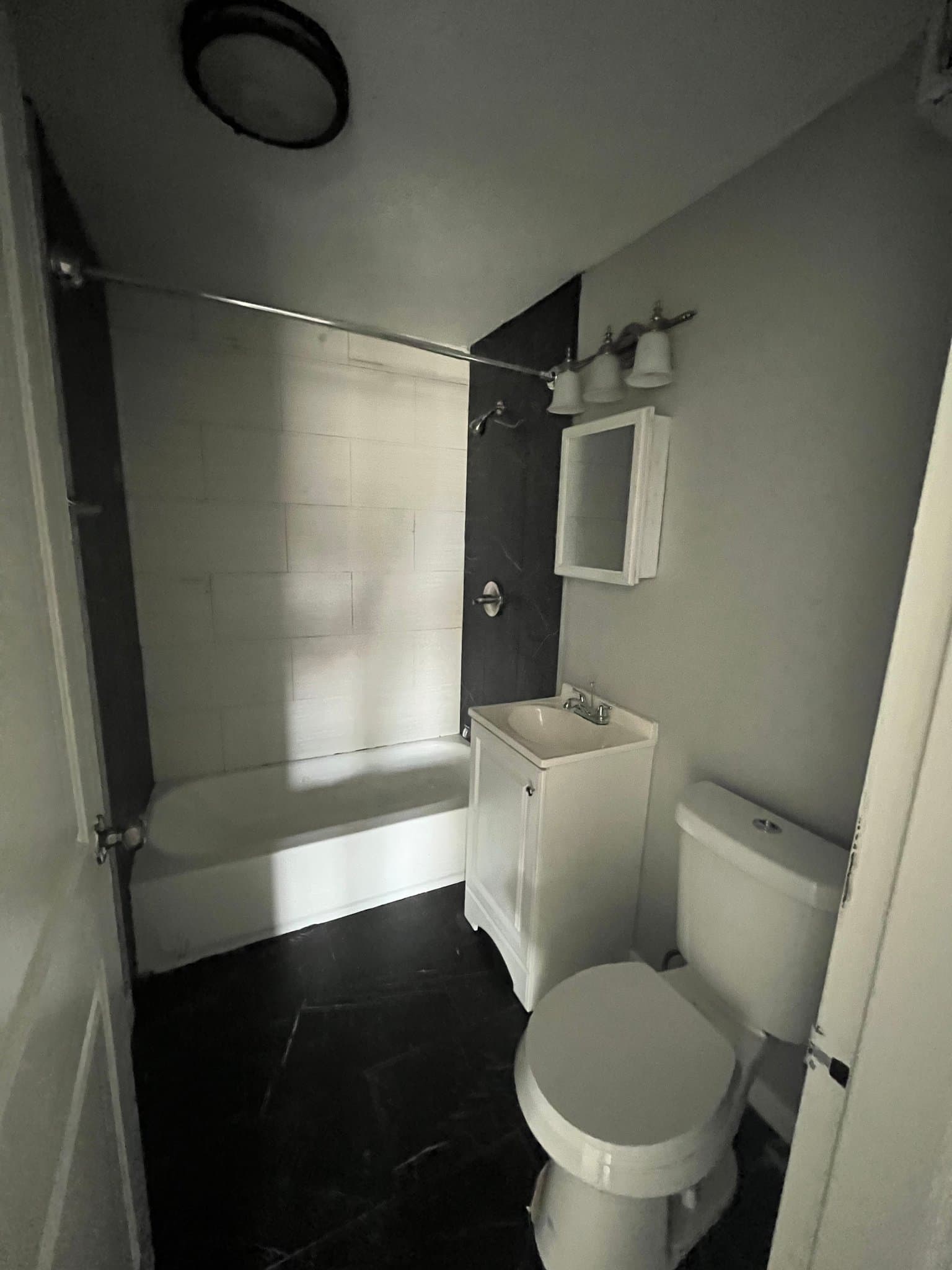 Hartford Apartment: 416 Franklin Ave