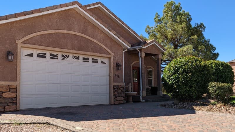 Saint George House: 695 Crystal Dr