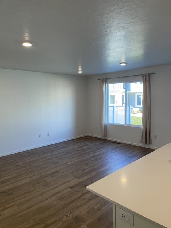 Saratoga Springs Townhome: 932 E Manifest Ln