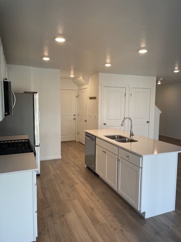 Saratoga Springs Townhome: 932 E Manifest Ln