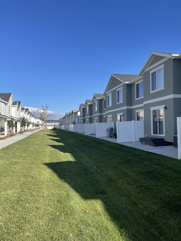 Saratoga Springs Townhome: 932 E Manifest Ln