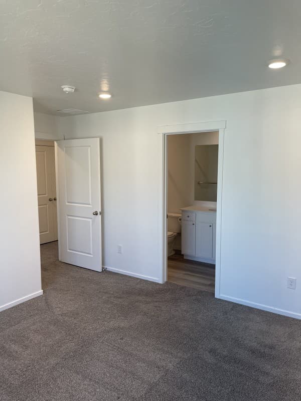 Saratoga Springs Townhome: 932 E Manifest Ln