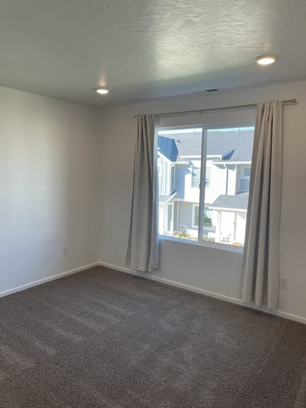 Saratoga Springs Townhome: 932 E Manifest Ln