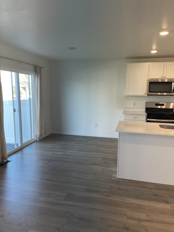 Saratoga Springs Townhome: 932 E Manifest Ln