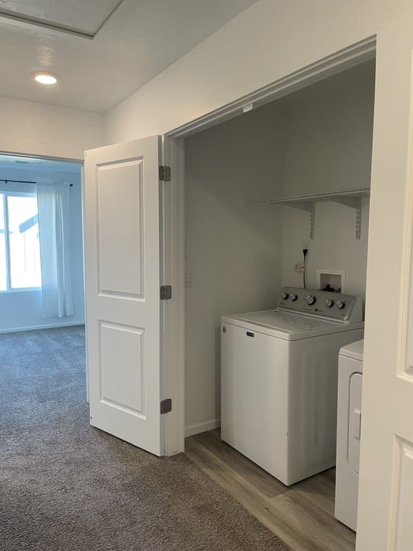 Saratoga Springs Townhome: 932 E Manifest Ln