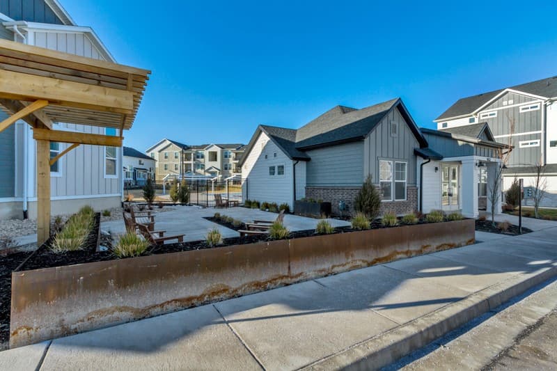 Saratoga Springs Condo: 927 W Coral Charm Way