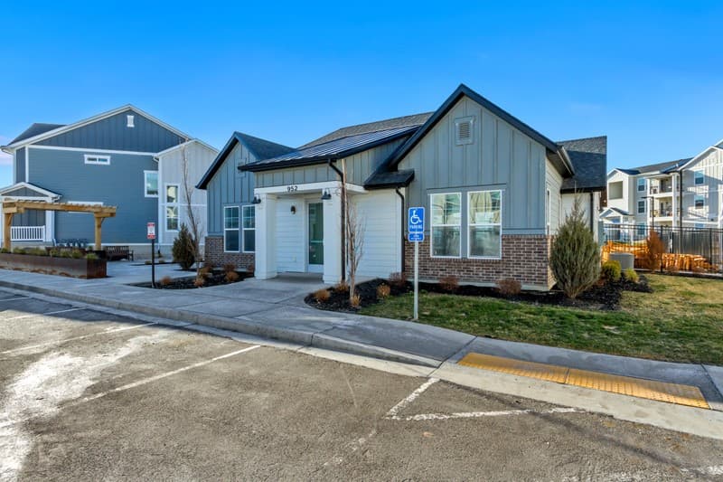 Saratoga Springs Condo: 927 W Coral Charm Way