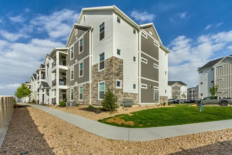 Saratoga Springs Condo: 927 W Coral Charm Way