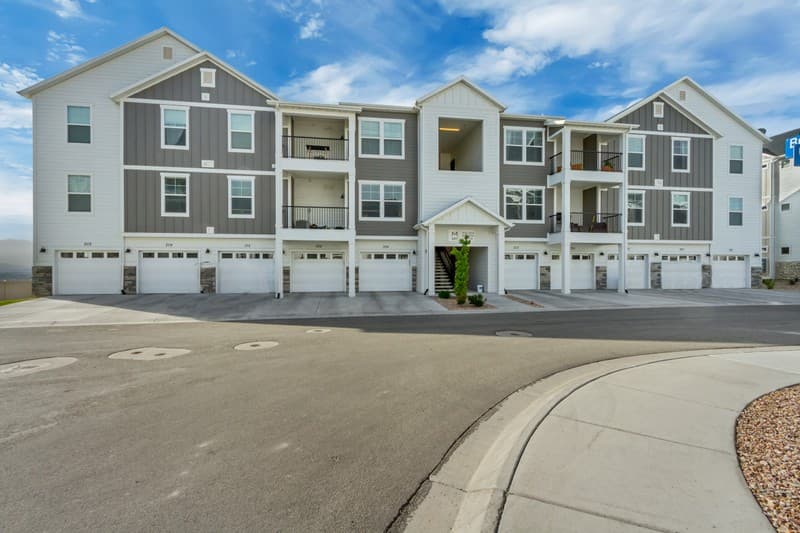 Saratoga Springs Condo: 927 W Coral Charm Way