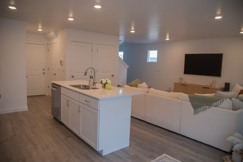 Saratoga Springs Townhome: 544 N Helmsman Ln