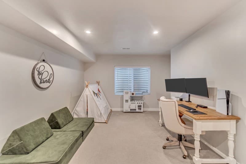 Layton House: 892 N 2175 W