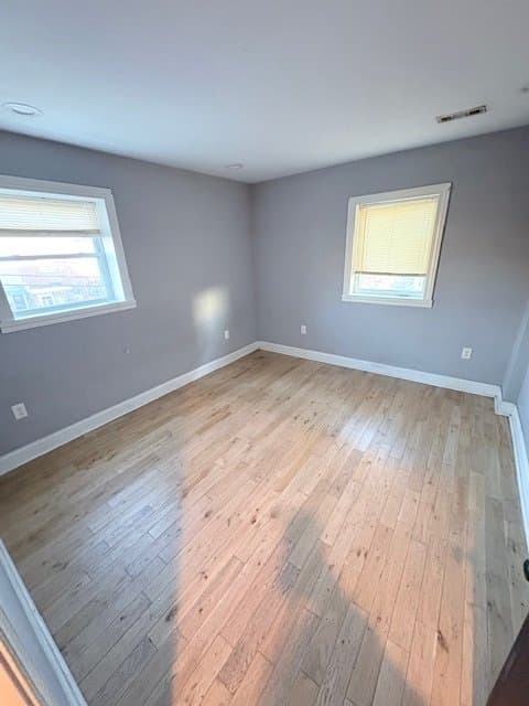 Washington Apartment: 846 48th St NE