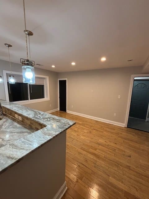 Washington Apartment: 846 48th St NE
