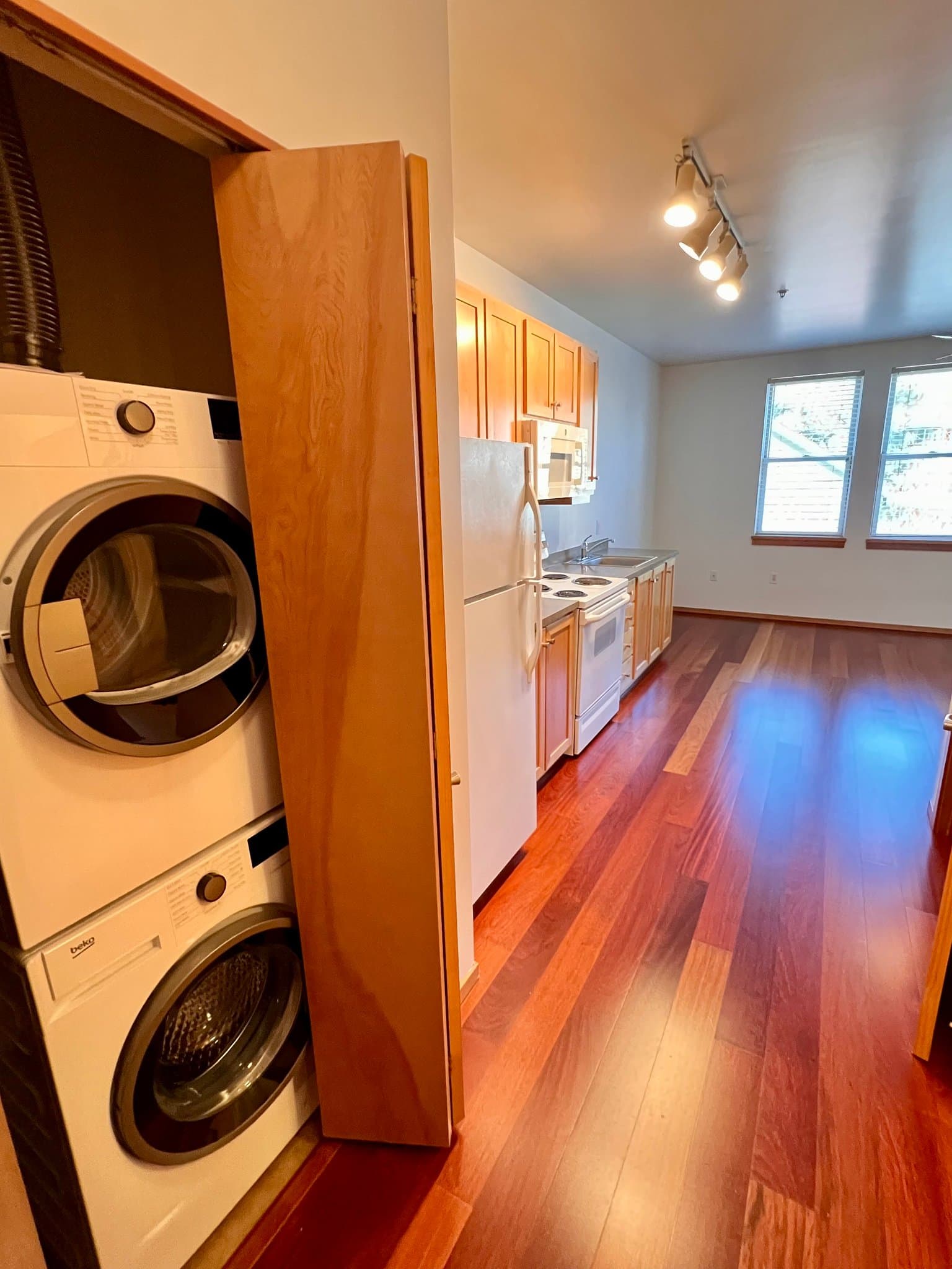 Portland Apartment: 3535 s Corbett Ave