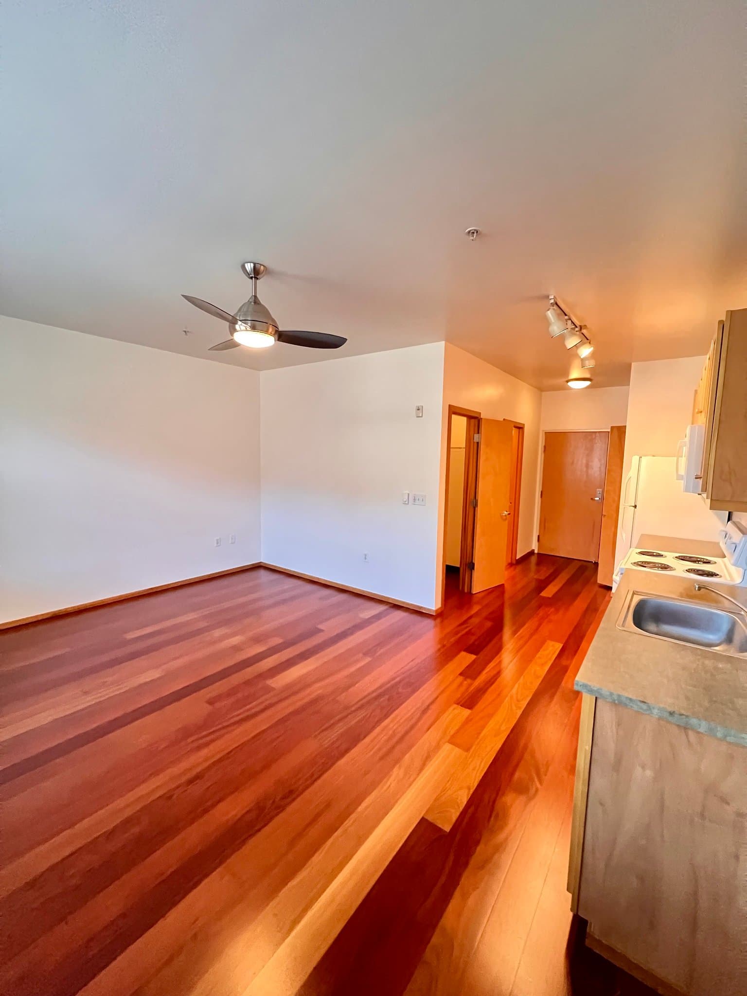 Portland Apartment: 3535 s Corbett Ave