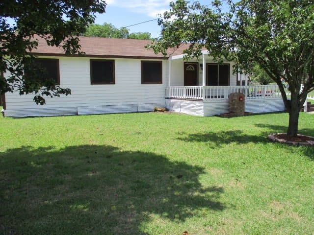 Farmersville House: 605 Jackson St