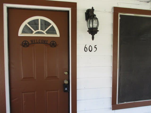 Farmersville House: 605 Jackson St