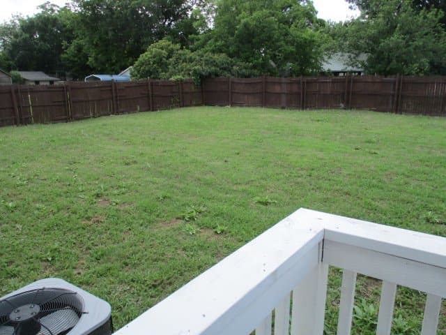 Farmersville House: 605 Jackson St