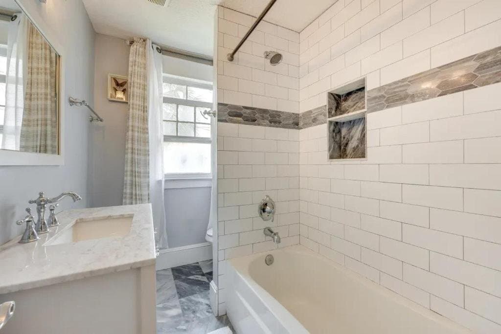 jacksonville House: 105 W 11th st