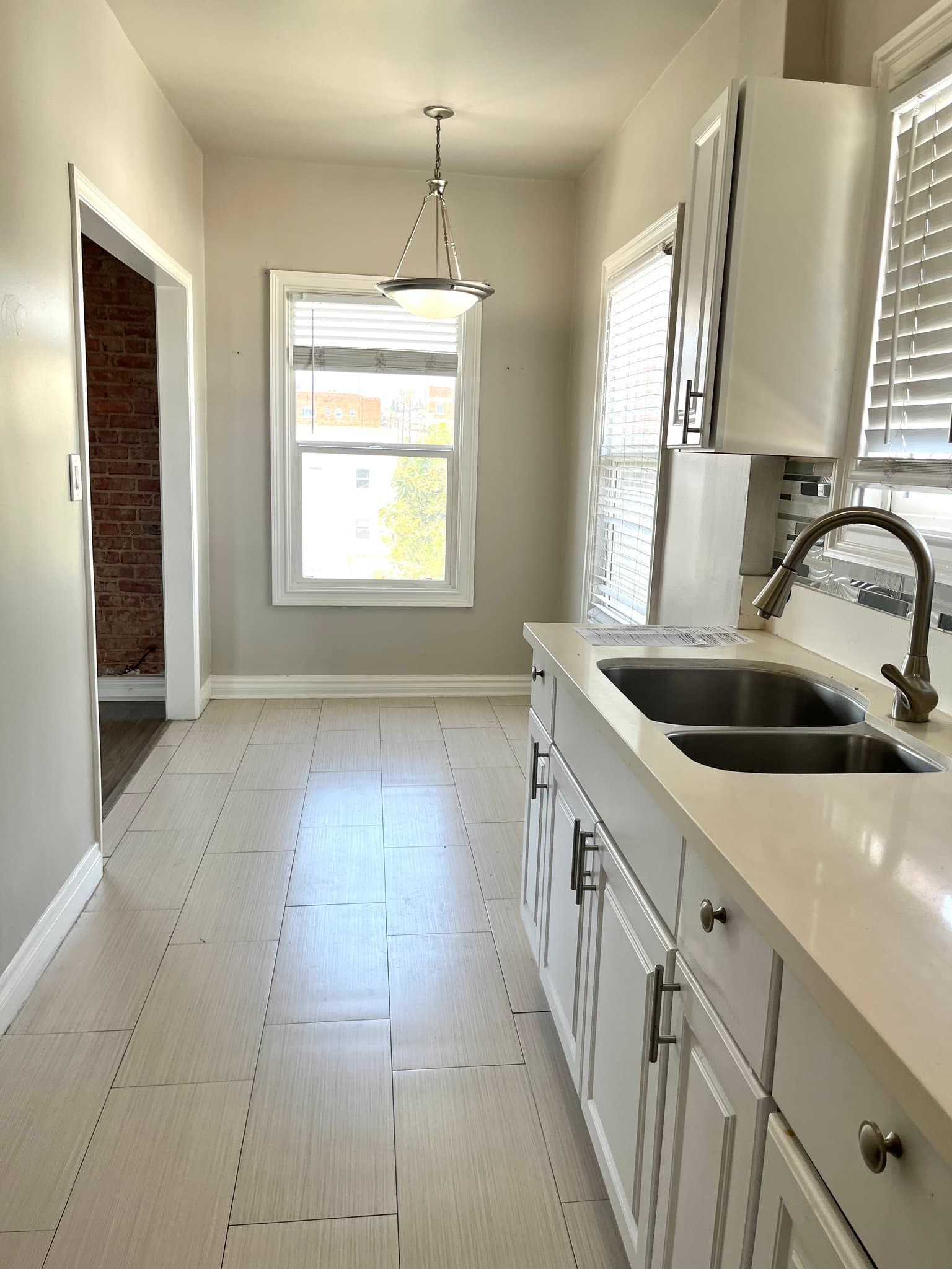 Los Angeles Apartment: 250 S. Kenmore Ave