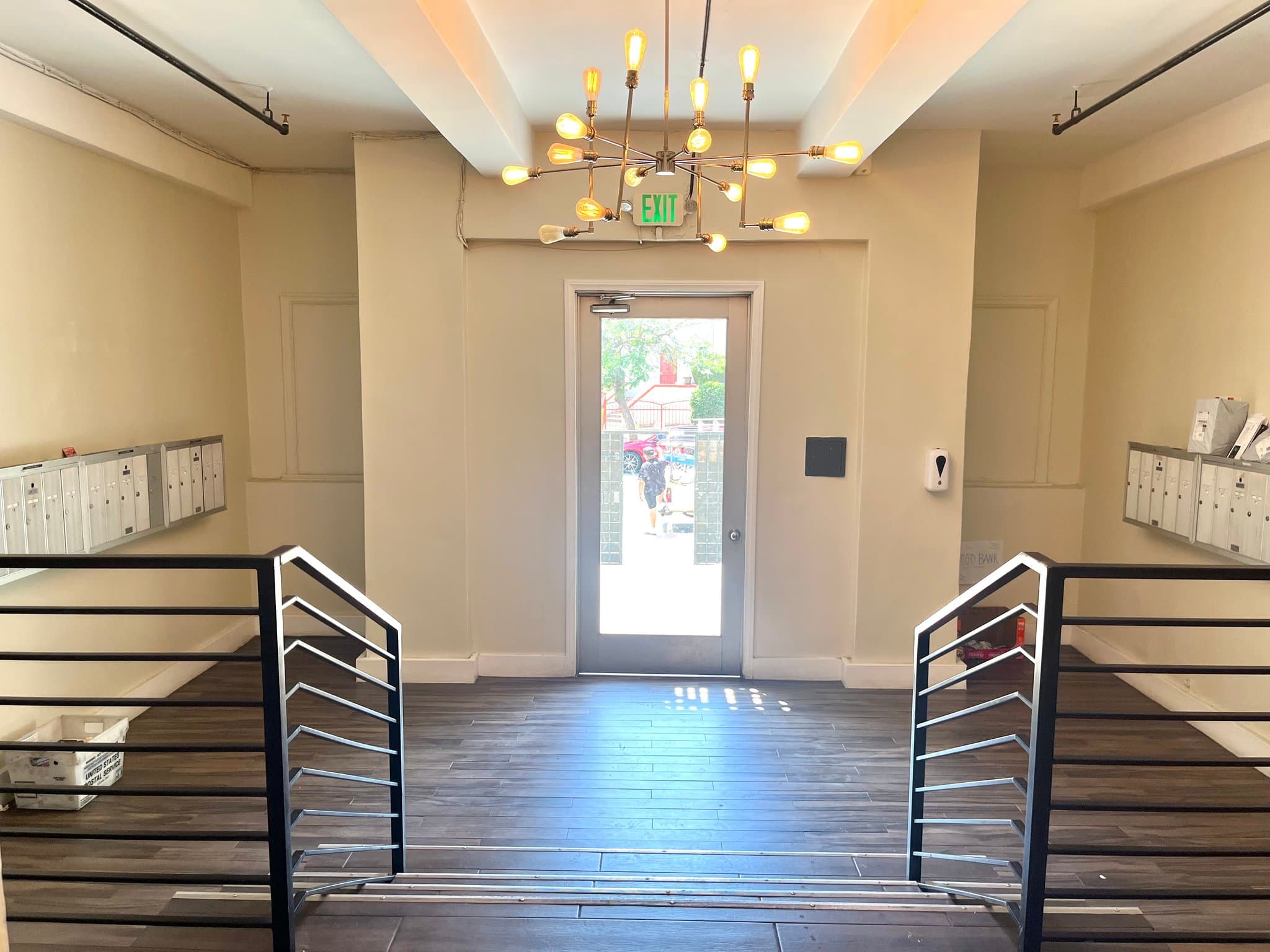 Los Angeles Apartment: 250 S. Kenmore Ave