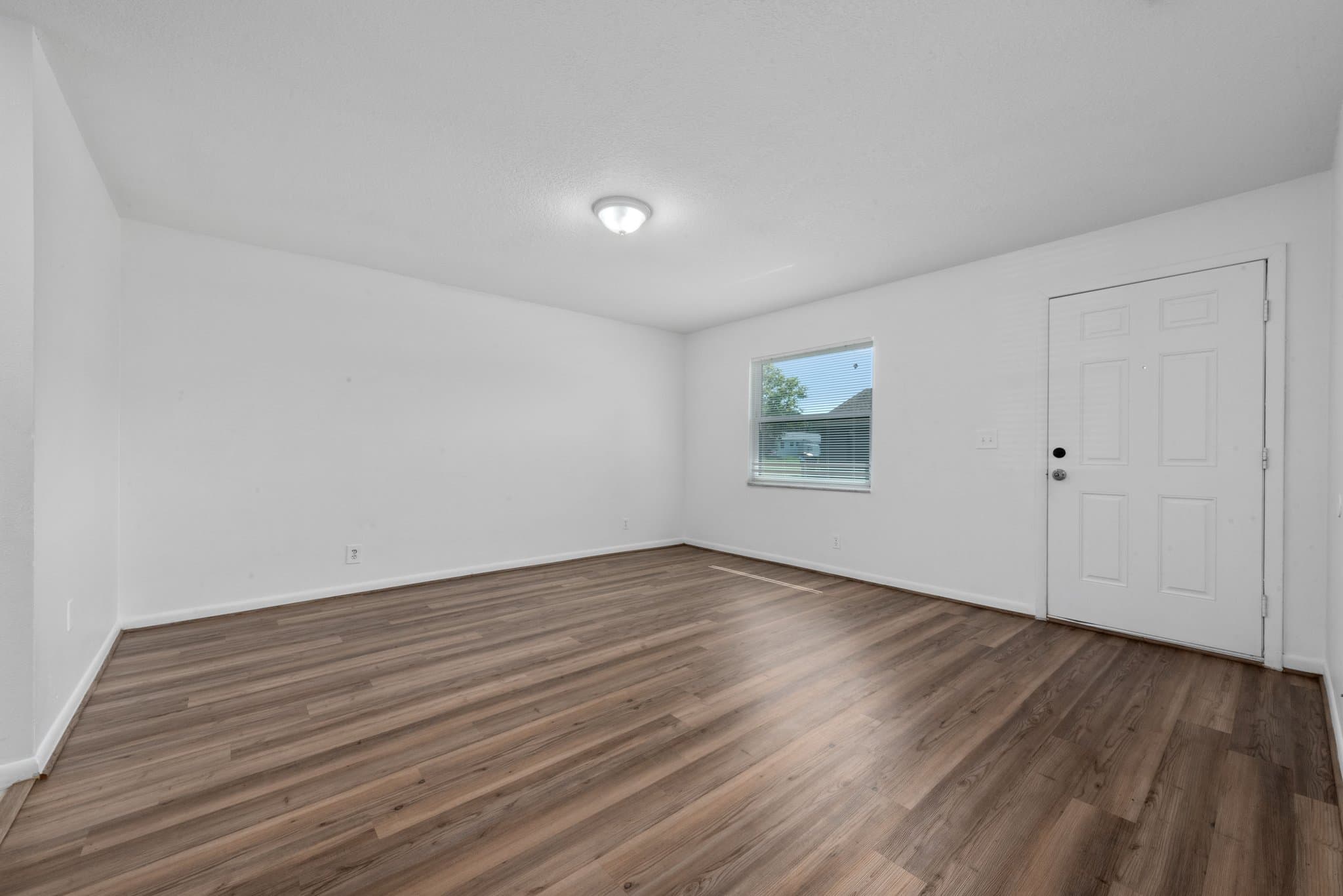 Kissimmee Townhome: 909 W Orange St
