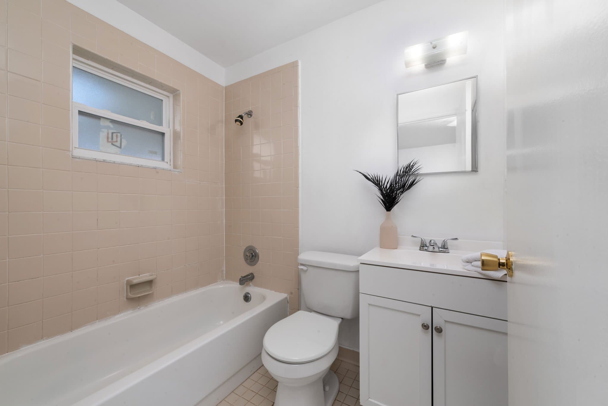 Kissimmee Townhome: 909 W Orange St